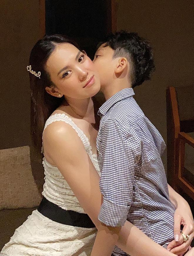 Khi sự nghiệp đang rực rỡ, Hoàng Oanh bất ngờ đưa ra quyết định rút lui khỏi showbiz và đi du học Singapore vào năm 2006. Năm 2008, Hoàng Oanh bất ngờ về nước kết hôn và chuyển ra Hà Nội sinh sống. Hiện tại, Hoàng Oanh tận hưởng cuộc sống an yên, hạnh phúc bên ông xã và cậu con trai đáng yêu. Tuy không tiết lộ nhiều về đời tư, Hoàng Oanh vẫn không giấu được sự hạnh phúc khi nói về cậu con trai 9 tuổi, có mái tóc xoăn tự nhiên đáng yêu. Cô tiết lộ, dù công việc bận rộn, phải thường xuyên di chuyển giữa Hà Nội và TP. Hồ Chí Minh, nhưng chỉ cần nghĩ tới con là mình như được tiếp thêm động lực.