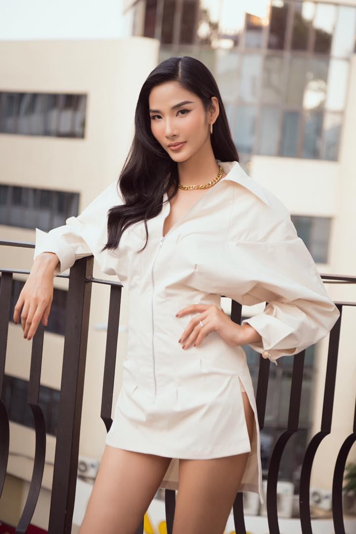 Á hậu Hoàng Thuỳ diện váy xẻ lạ mắt, khoe trọn đôi chân dài quyến rũ.