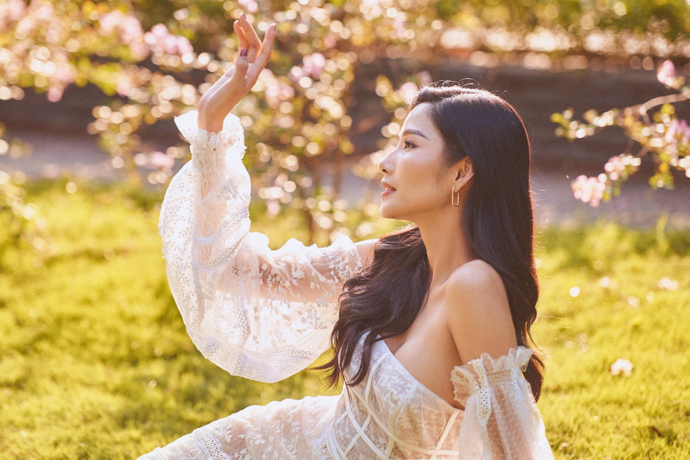 Bộ váy xuyên thấu giúp người đẹp khoe trọn vòng một quyến rũ và sexy.