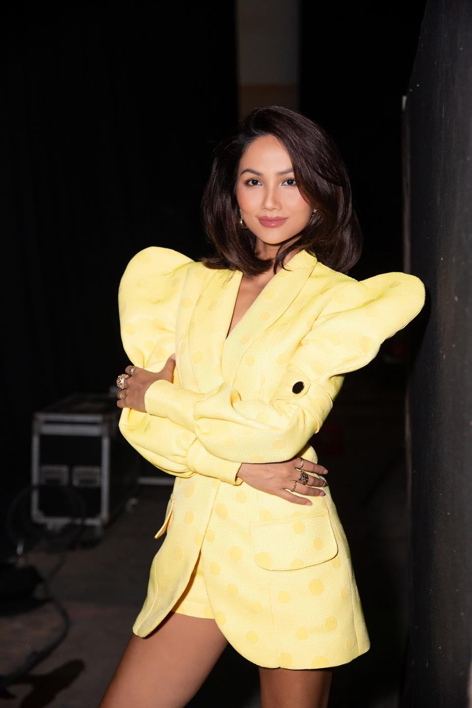 Hoa hậu H'Hen Niê diện cả 'cây vàng' với thiết kế độn vai lạ mắt.