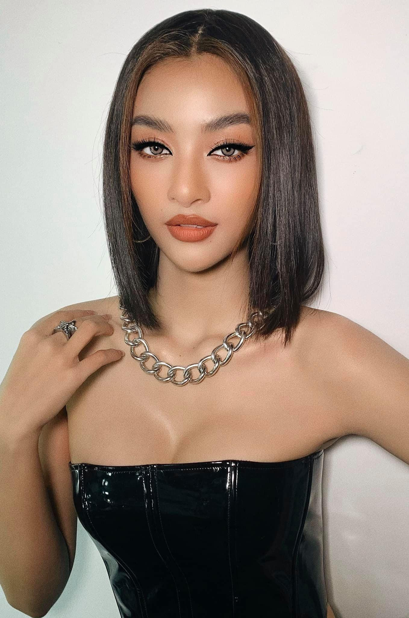 Á hậu Kiều Loan diện áo corset chất liệu da khoe vòng một quyến rũ. Cô còn ghi điểm với phong cách make-up hiện đại, ấn tượng.