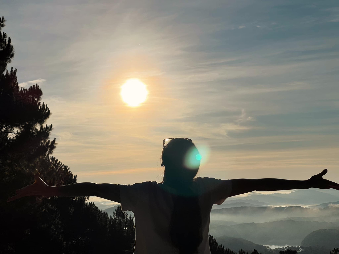 Á hậu Hoàng My tận hưởng khung cảnh hùng vĩ lúc bình minh nơi núi rừng.