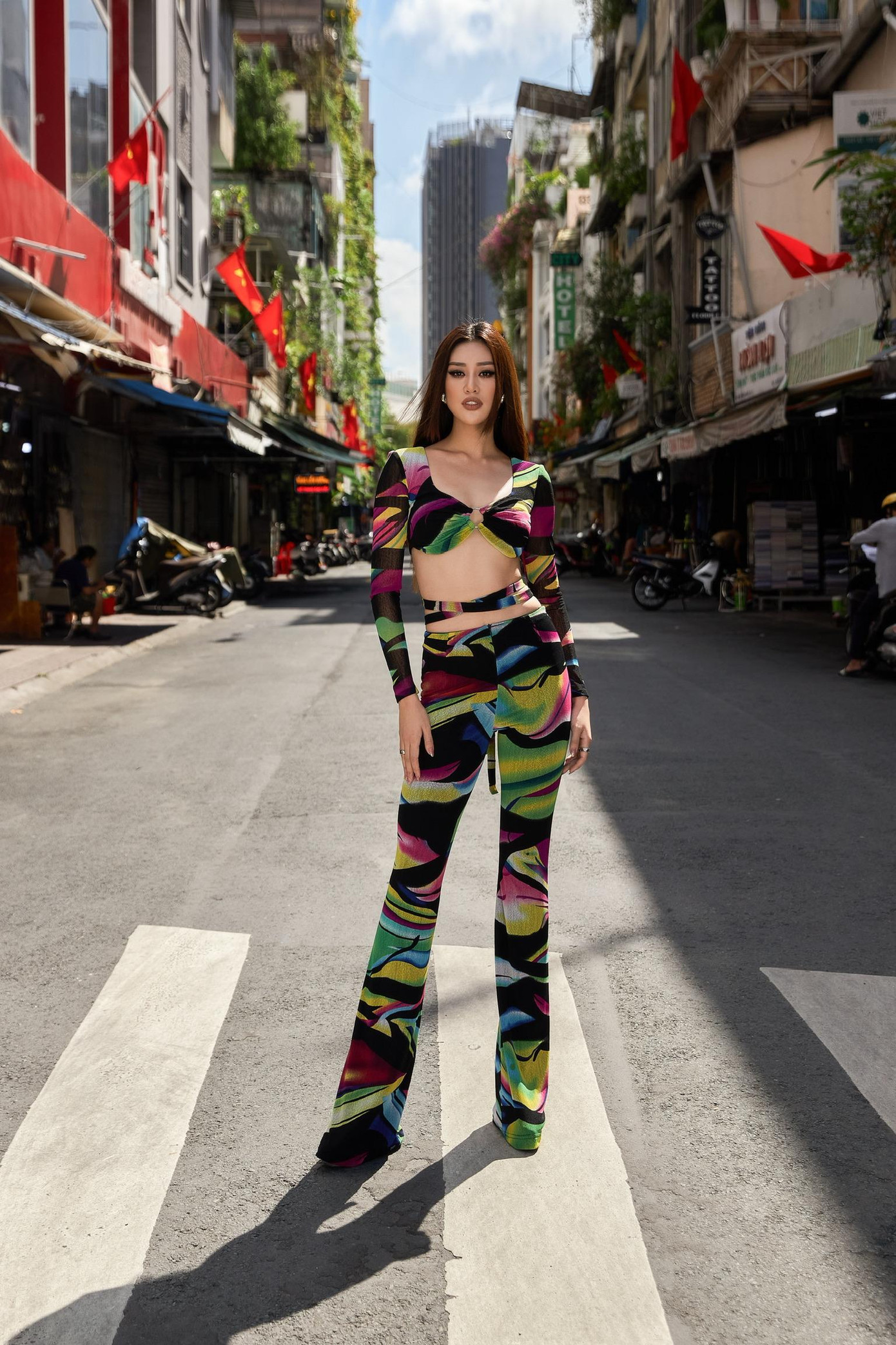 Theo chia sẻ từ stylist của Khánh Vân thì bộ trang phục của cô được lấy cảm hứng từ đường phố Sài Gòn sôi động và rực rỡ sắc màu. Theo chia sẻ từ stylist của Khánh Vân thì bộ trang phục của cô được lấy cảm hứng từ đường phố Sài Gòn sôi động và rực rỡ sắc màu.