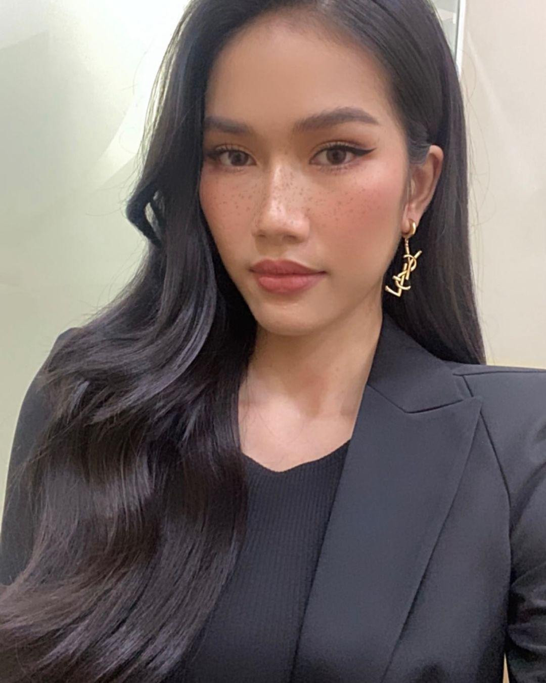 Á hậu Phương Anh dịu dàng, thanh lịch với trang phục vest kín đáo.