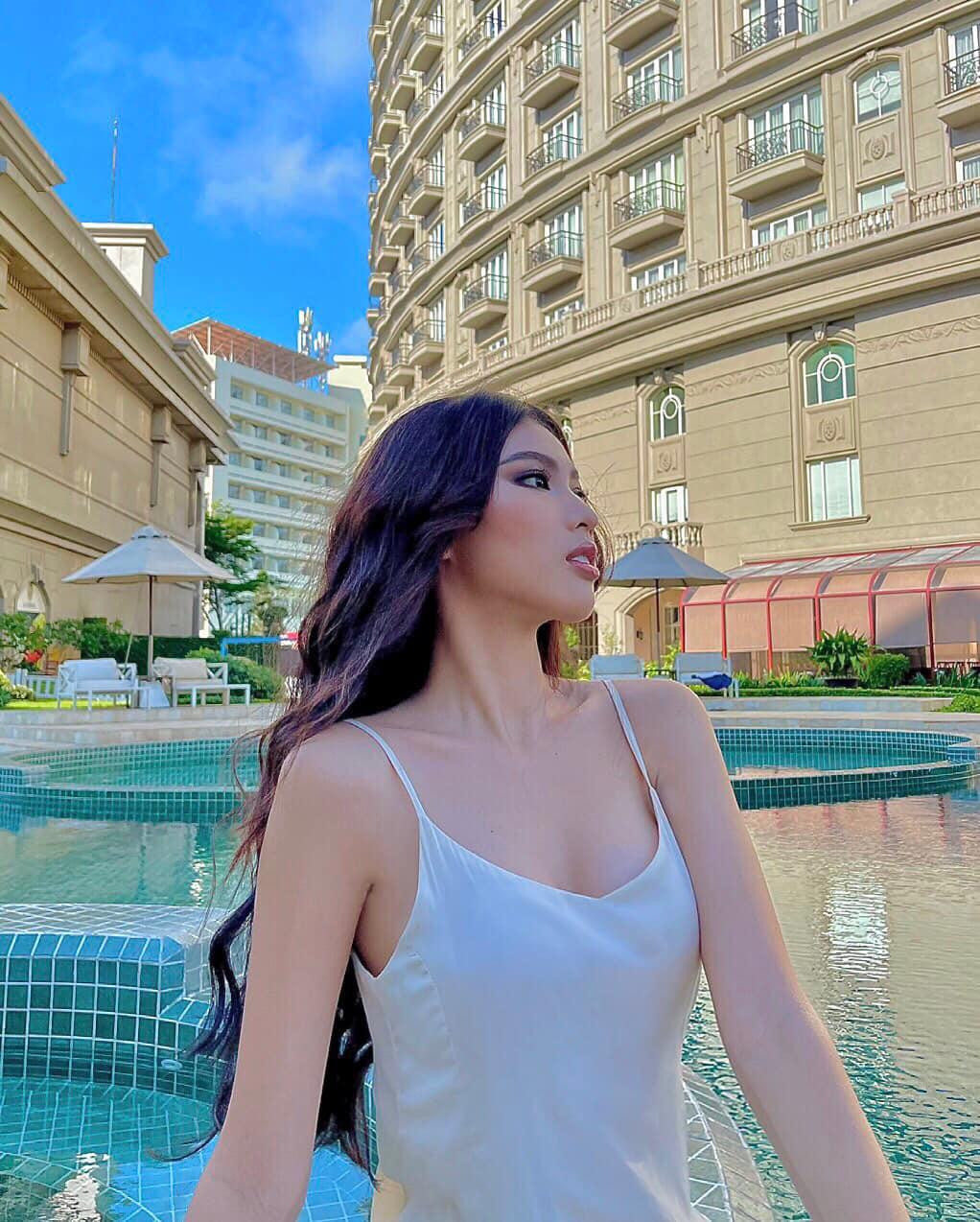 Á hậu Ngọc Thảo diện váy hai dây khoe vòng một nóng bỏng.