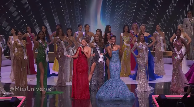 Các thí sinh trình diễn trong đêm bán kết Miss Universe 2020.