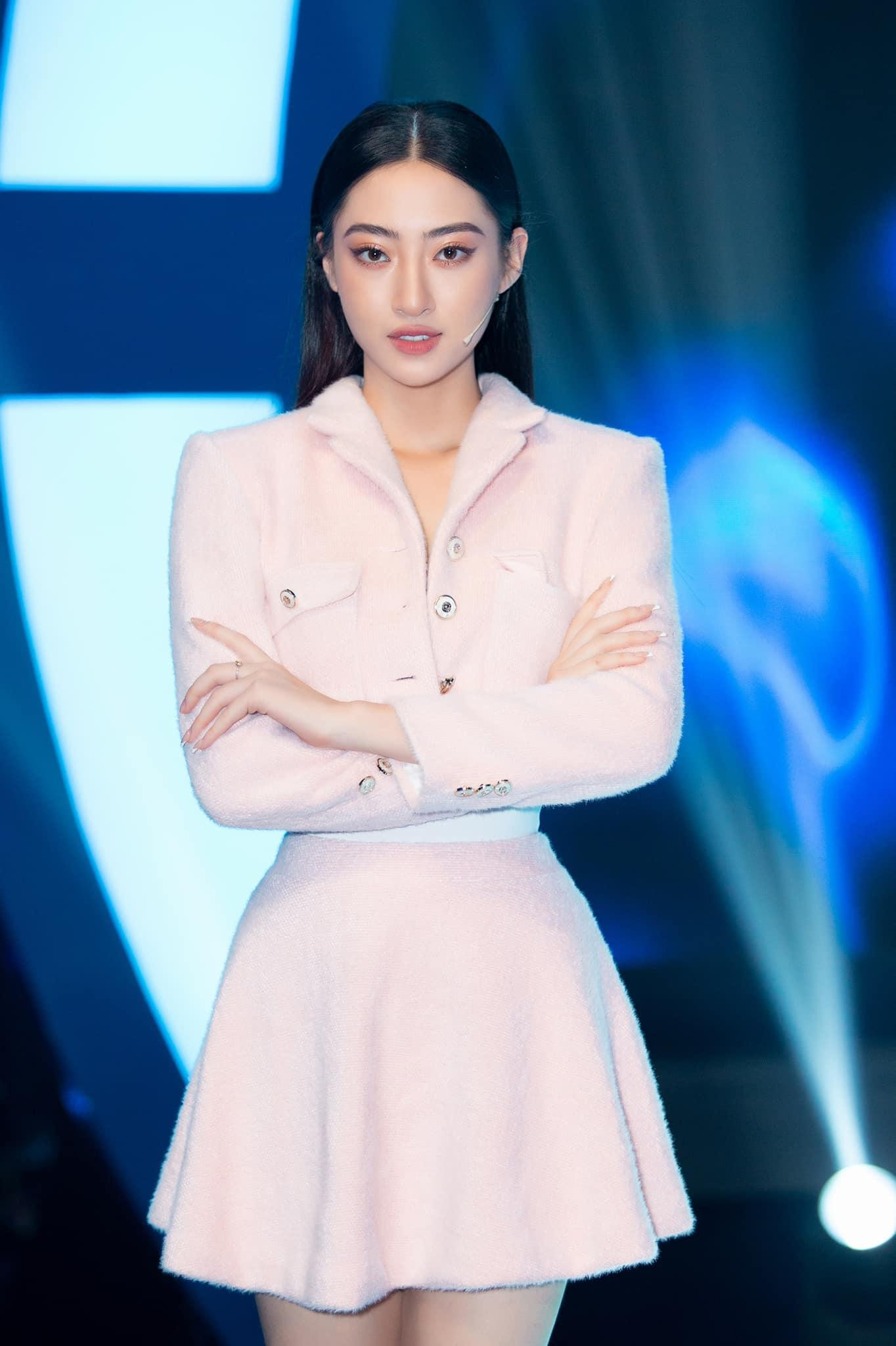 Hoa hậu Lương Thuỳ Linh diện set đồ thanh lịch, yêu kiều khi tham gia gameshow.