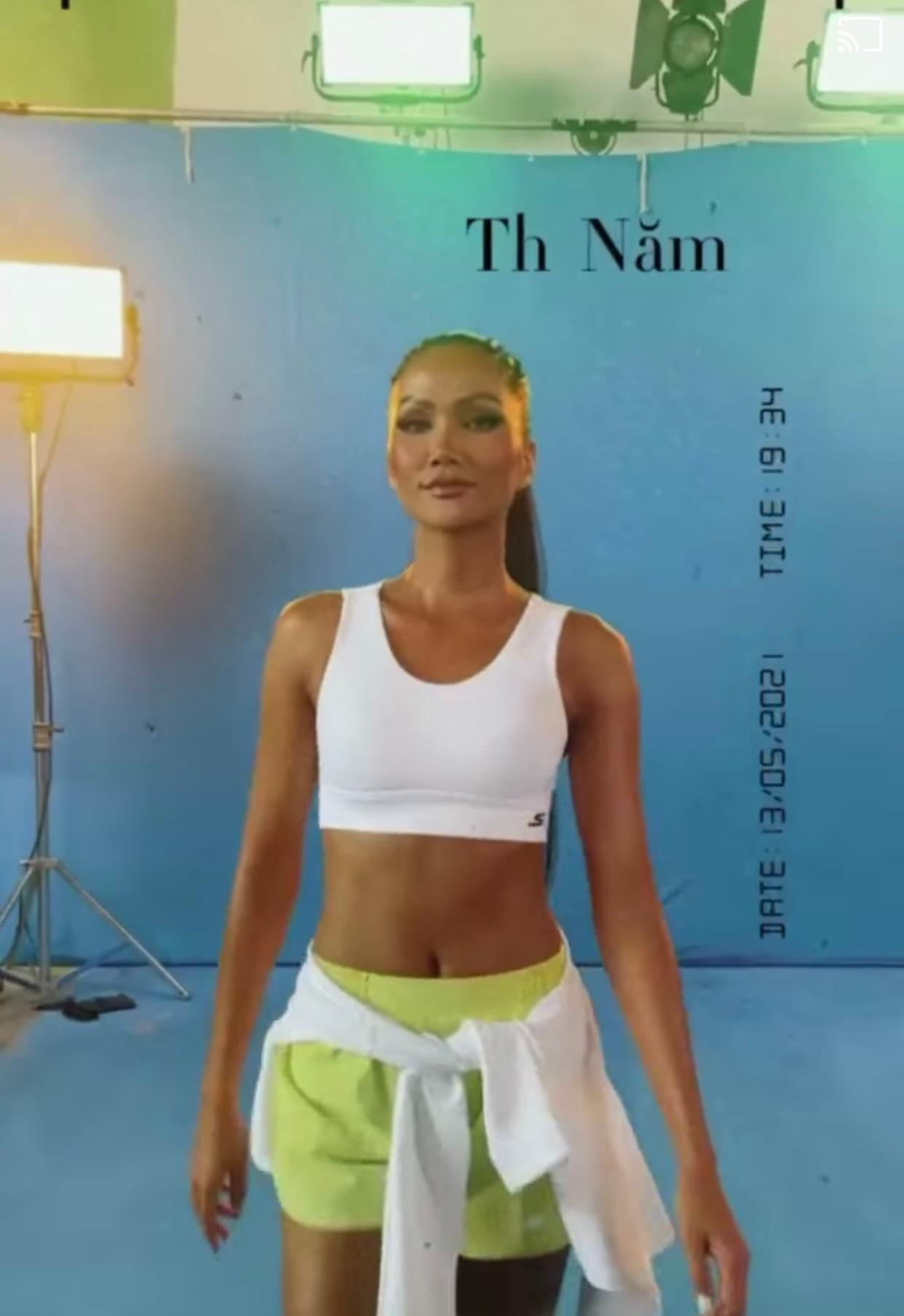 H'Hen Niê diện trang phục thể thao khoe làn da nâu cá tính và body cực kỳ săn chắc, quyến rũ.