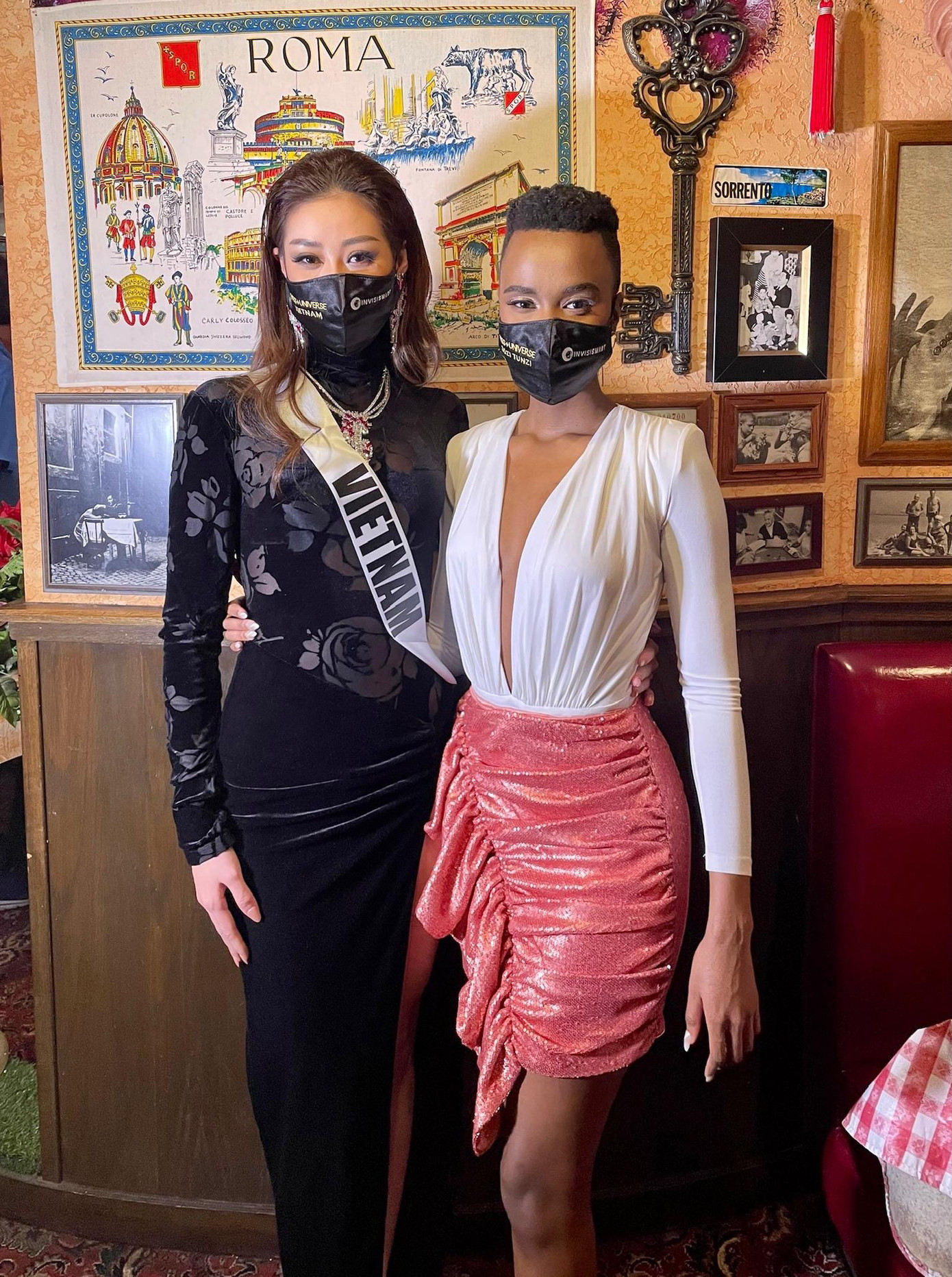 Tại cuộc thi, Khánh Vân đã có nhiều cơ hội được gặp gỡ, chụp ảnh cùng Zozi Tunzi. Người đẹp dành nhiều thiện cảm và các lời khen cho đàn chị tiền nhiệm.