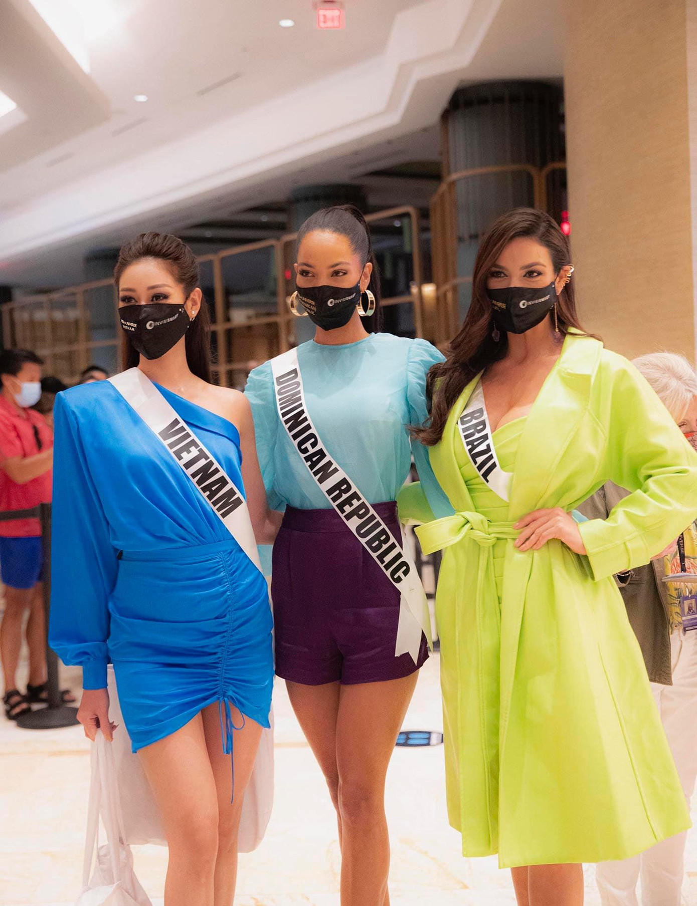 Cũng trong ngày hoạt động thứ 4, Khánh Vân tiếp tục thay trang phục để tham dự các sự kiện.