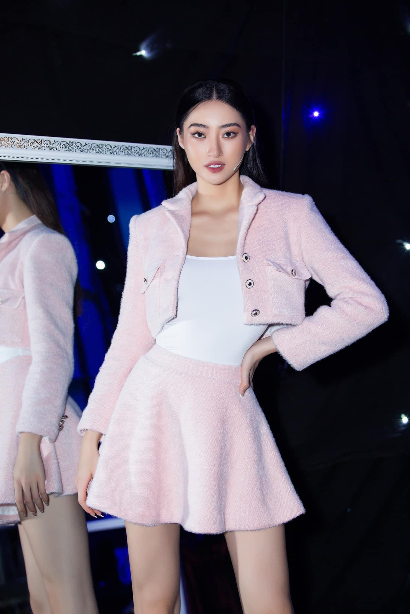 Bộ váy giúp người đẹp khoe trọn đôi chân dài 1m22 'trứ danh'.