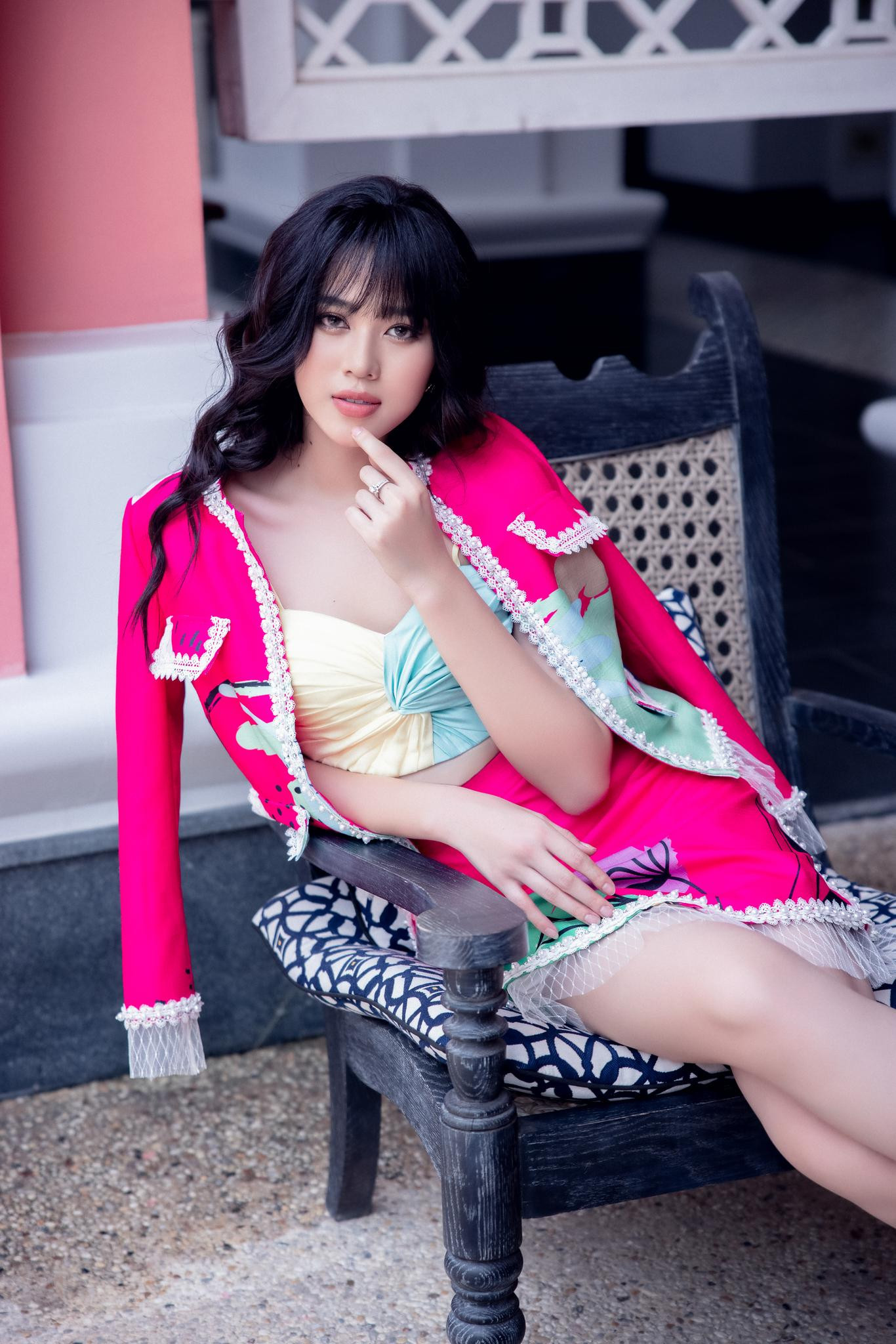 Đỗ Thị Hà nhận nhiều lời khen với kiểu tóc và cách trang điểm mới.