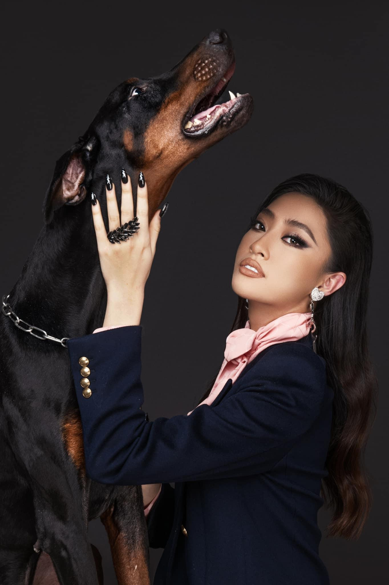 Hoa hậu Lương Thuỳ Linh hoá thân thành hình ảnh "girl boss" đầy uy quyền khi chụp ảnh cùng chú cún cưng. Hoa hậu Lương Thuỳ Linh hoá thân thành hình ảnh "girl boss" đầy uy quyền khi chụp ảnh cùng chú cún cưng.