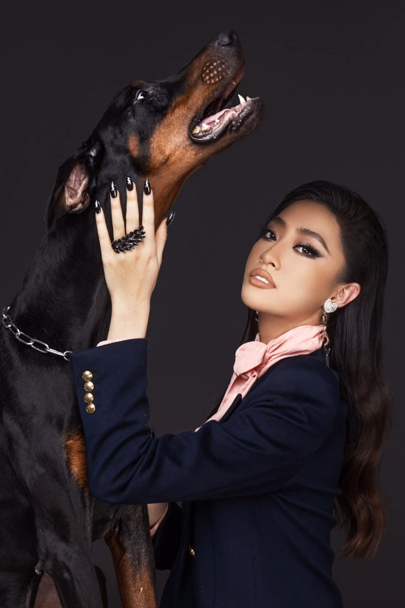 Hoa hậu Lương Thuỳ Linh hoá thân thành hình ảnh "girl boss" đầy uy quyền khi chụp ảnh cùng chú cún cưng.