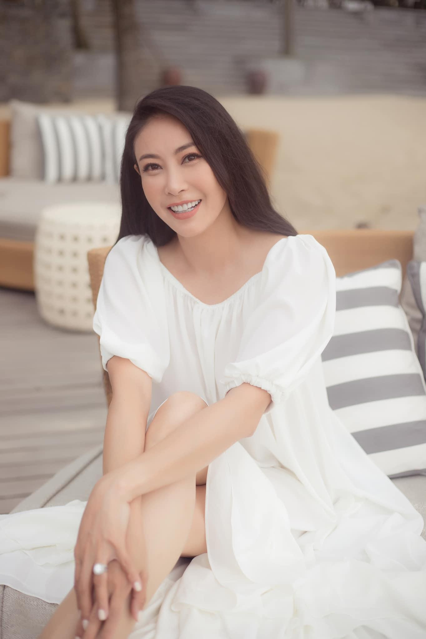 Trong ngày sinh nhật, Hà Kiều Anh nhận được rất nhiều lời chúc mừng từ bạn bè, người thân. Năm nay do tình hình dịch bệnh đang bùng phát nên người đẹp không tổ chức tiệc mừng rình rang.