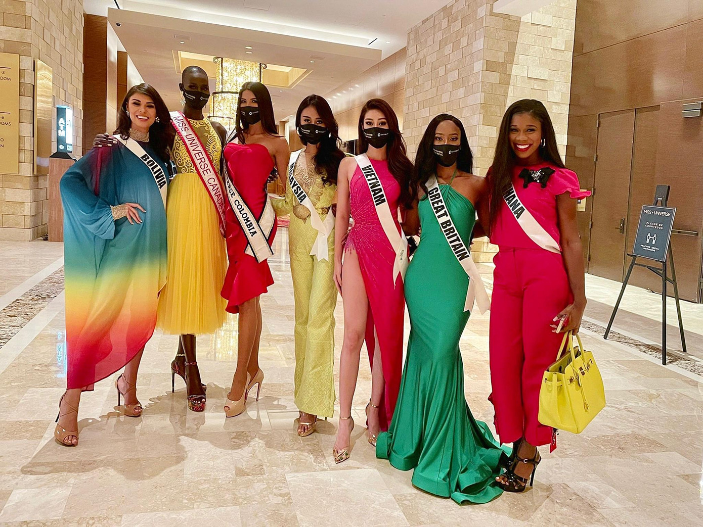 Với những bộ váy áo sành điệu và quyến rũ mang tới cuộc thi Miss Universe 2020, Khánh Vân nhận được sự khen ngợi từ các thí sinh cùng tham dự năm nay.