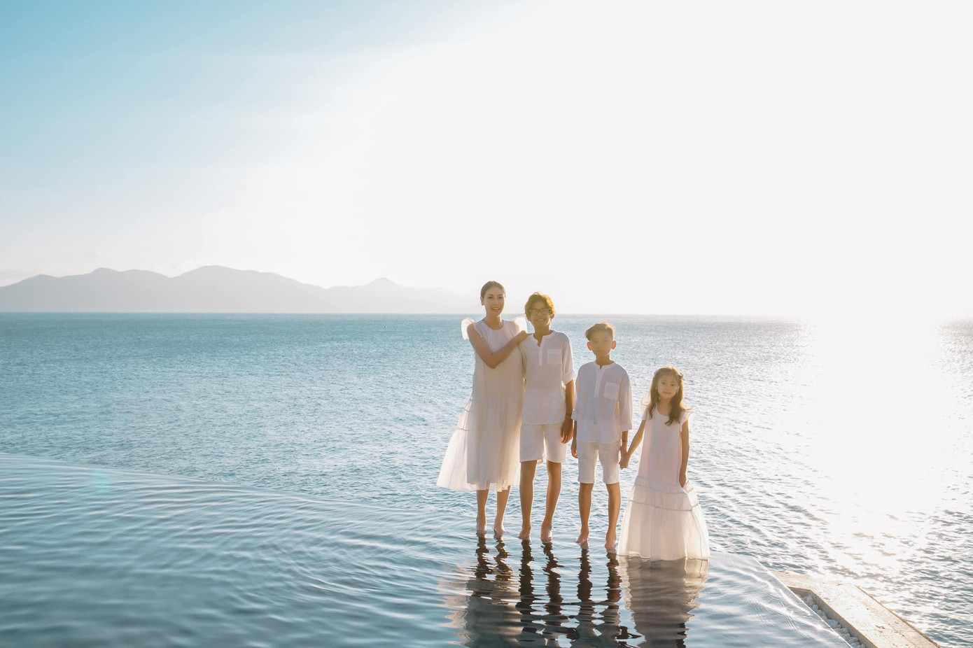 Hoa hậu Hà Kiều Anh và ba nhóc tì đẹp lung linh trong bộ ảnh trước biển. Hoa hậu Hà Kiều Anh và ba nhóc tì đẹp lung linh trong bộ ảnh trước biển.