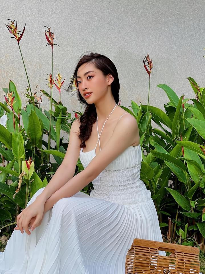 Bộ váy giúp Miss World Vietnam khoe được bờ vai trần quyến rũ và vòng một nóng bỏng.