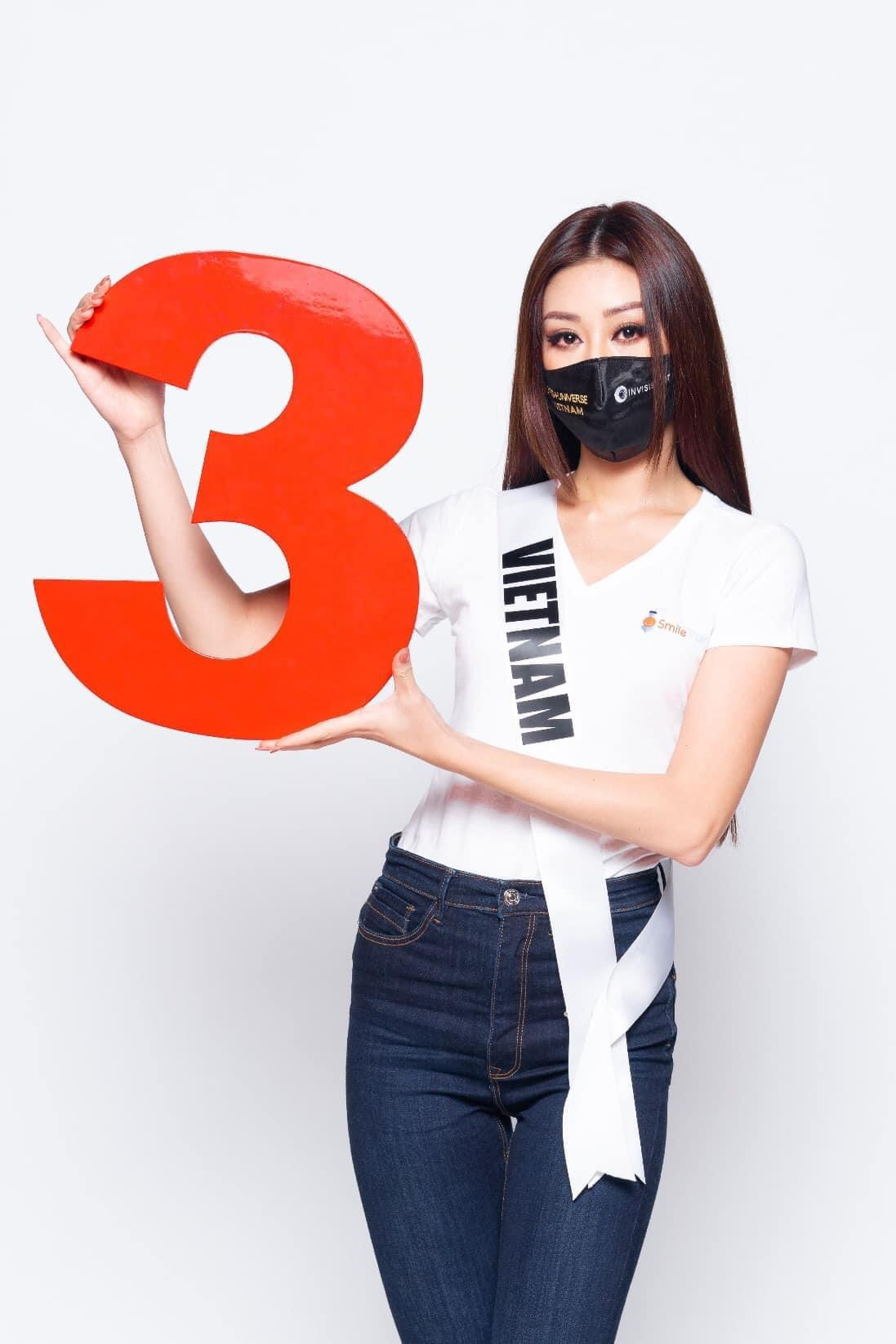 Khánh Vân trong các hoạt động của BTC Miss Universe 2020. Cuộc thi năm nay tổ chức trong bối cảnh dịch bệnh COVID-19 mong muốn tìm kiếm một tân Hoa hậu có tiếng nói và chính kiến của mình trong các vấn nạn toàn cầu.