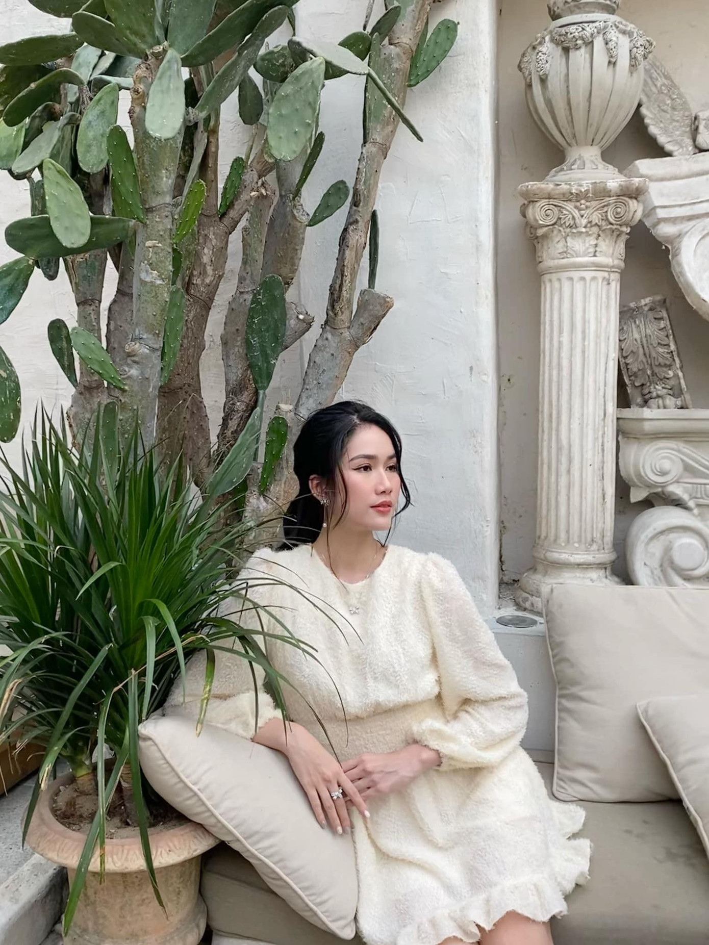 Á hậu Việt Nam 2020 rất yêu thích gam màu trắng và thường xuyên diện trong nhiều sự kiện.