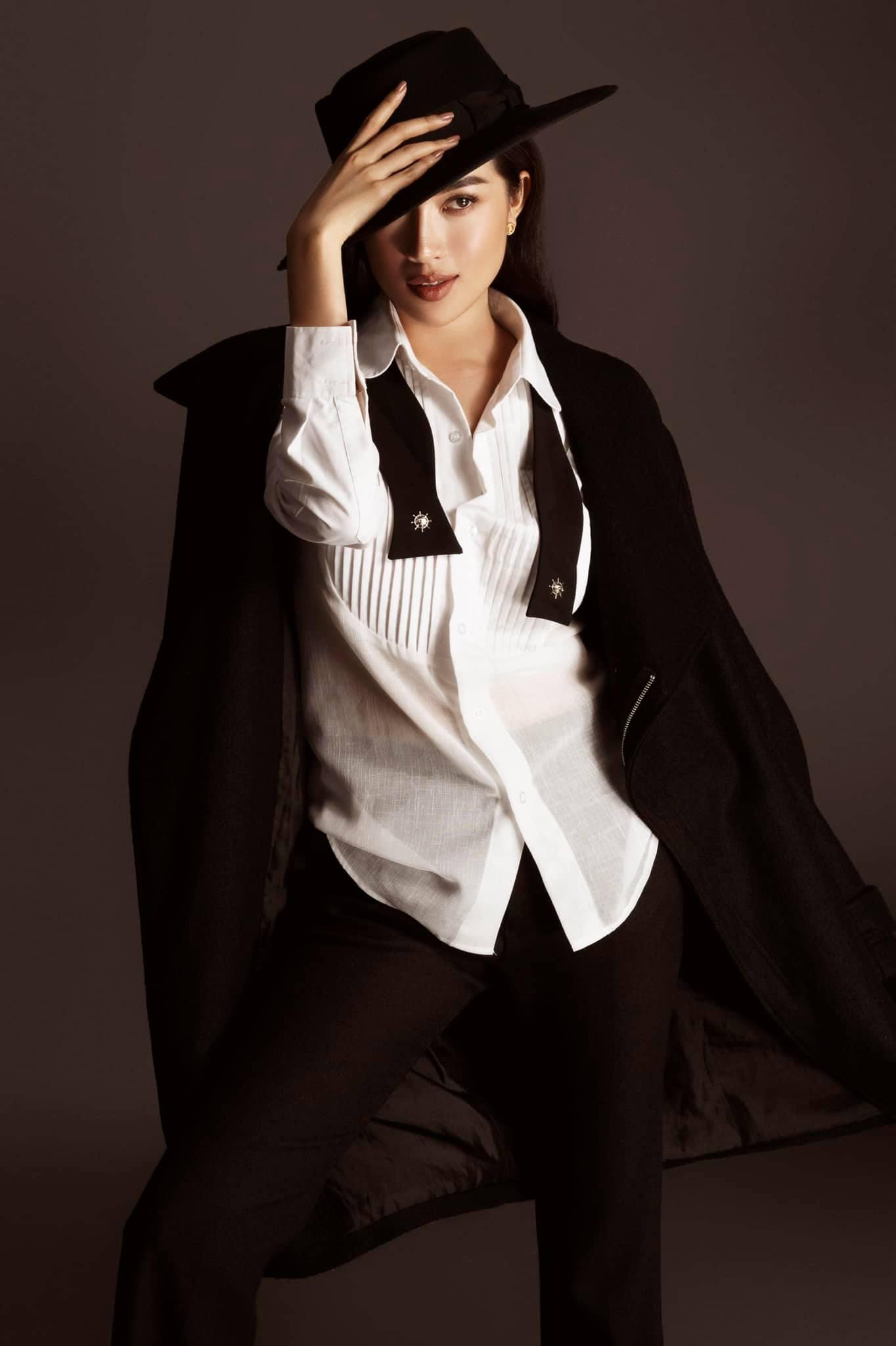 Á hậu Lệ Hằng nam tính với set đồ đen-trắng kín đáo.