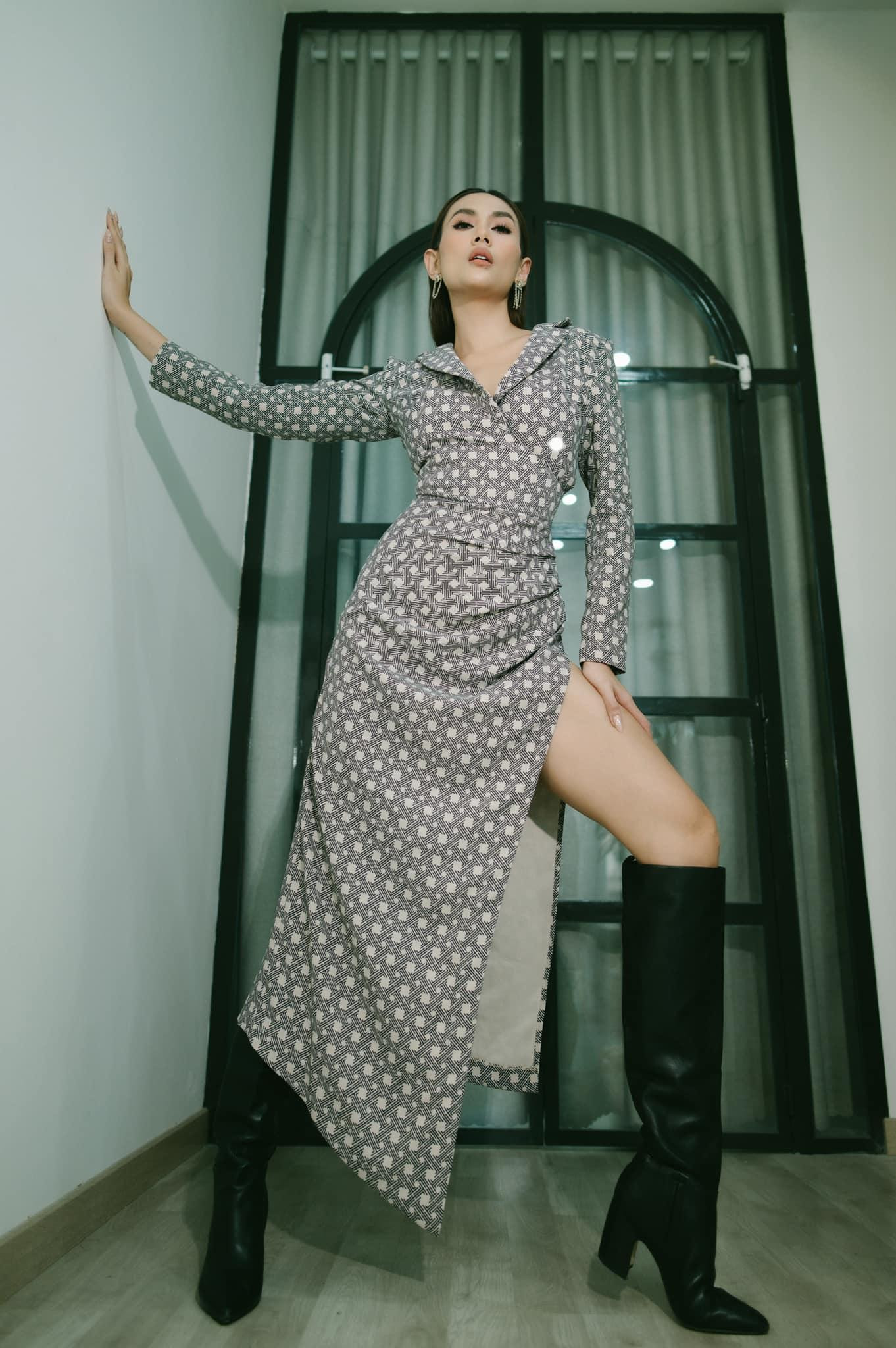 Á hậu, siêu mẫu Võ Hoàng Yến diện váy xẻ táo bạo khoe chân dài cực kỳ quyến rũ và cá tính.