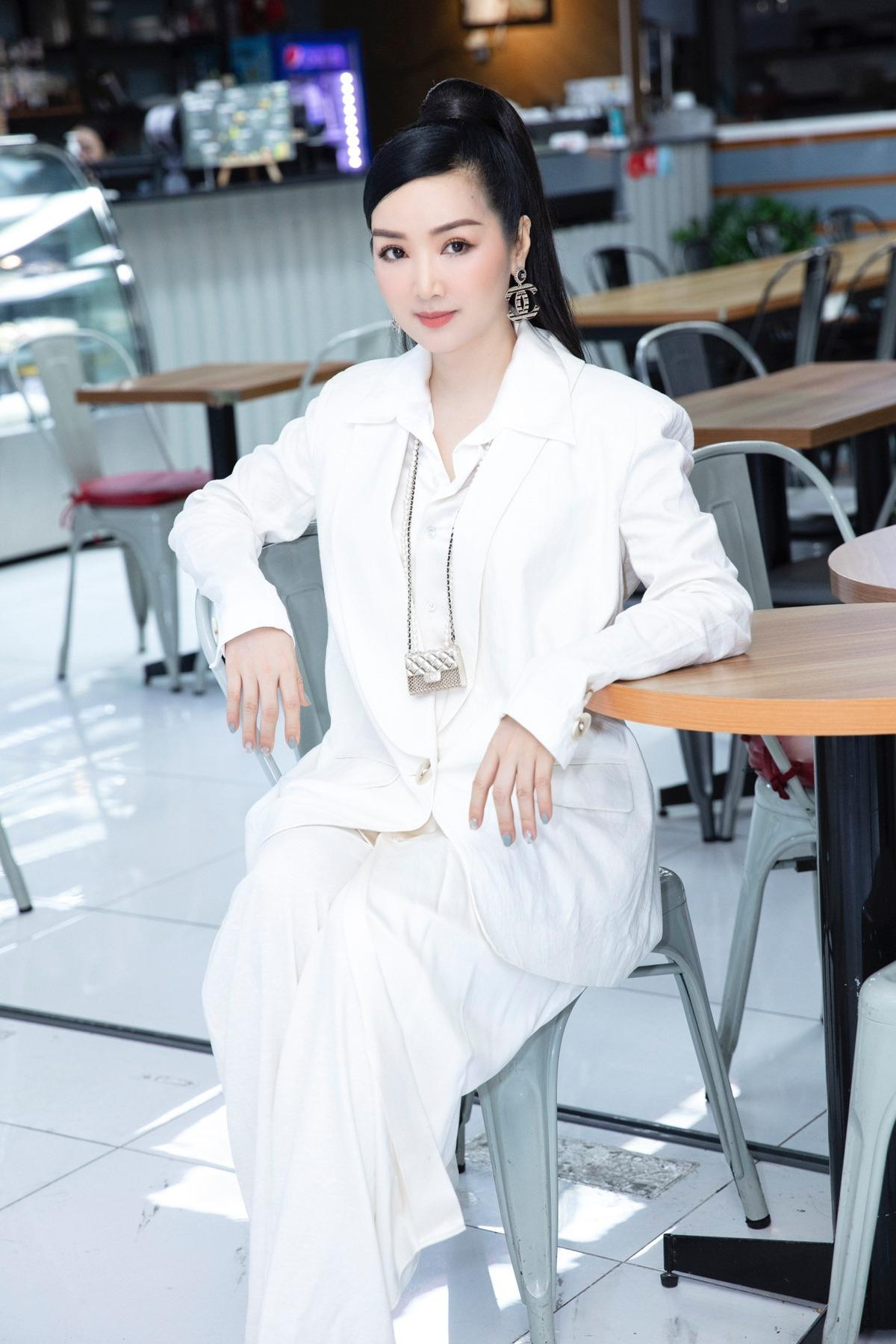 Hoa hậu Đền Hùng Giáng My kín đáo, thanh lịch trong bộ vest màu trắng nền nã.