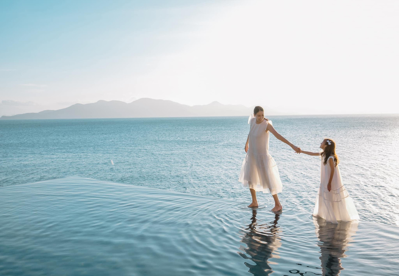 Cô công chúa út nhà Hà Kiều Anh thu hút sự chú ý của các fans với vẻ đẹp ngọt ngào tựa 'nàng thơ'. Cô công chúa út nhà Hà Kiều Anh thu hút sự chú ý của các fans với vẻ đẹp ngọt ngào tựa 'nàng thơ'.