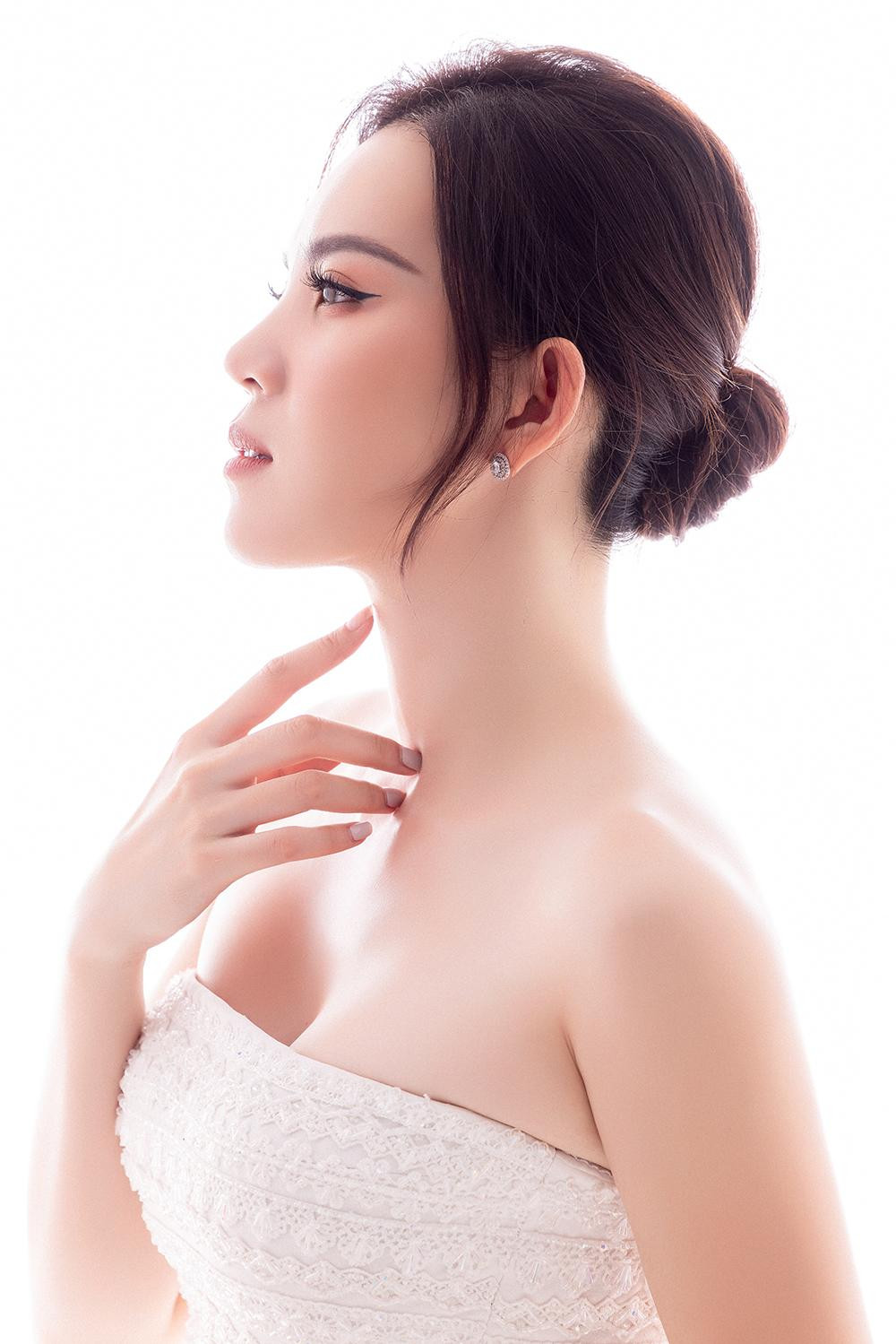 Sau gần 20 năm, cô vẫn giữ vững thần thái đỉnh cao của một trong những gương mặt sáng giá nhất làng mẫu Việt những năm 2000.