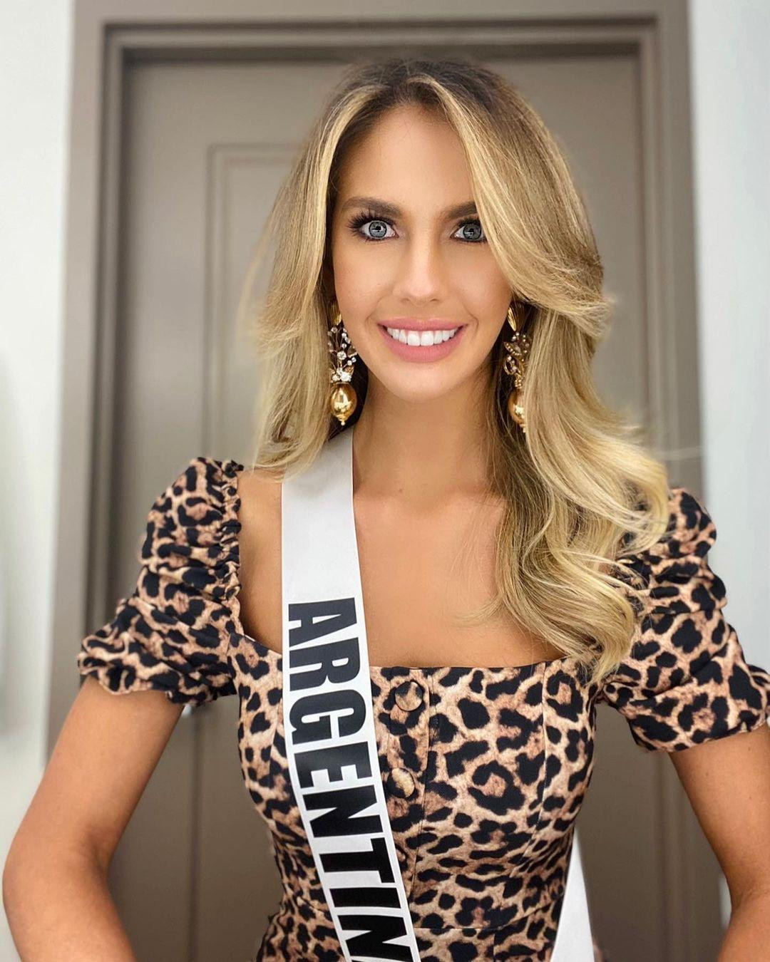 Tuy nhiên cuối cùng thì Alina Akselrad cũng đã kịp thời khỏi bệnh để lên đường sang Florida tham dự cuộc thi cùng các thí sinh năm nay. Alina Akselrad từng dự thi Miss Universe Argentina 2019 và lọt vào top 7. Trước đó, Alina Akselrad cũng từng tham dự hàng loạt cuộc thi nhan sắc trong nước và đạt được những thành tích ấn tượng.