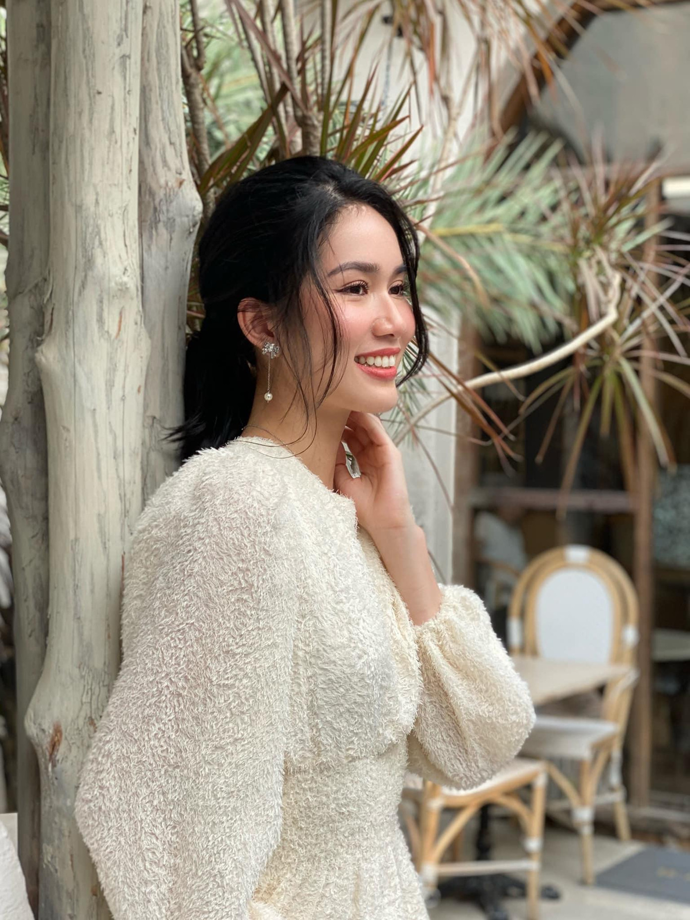 Á hậu Phương Anh diện trang phục váy trắng kín đáo, khoe vẻ đẹp thanh lịch và yêu kiều.