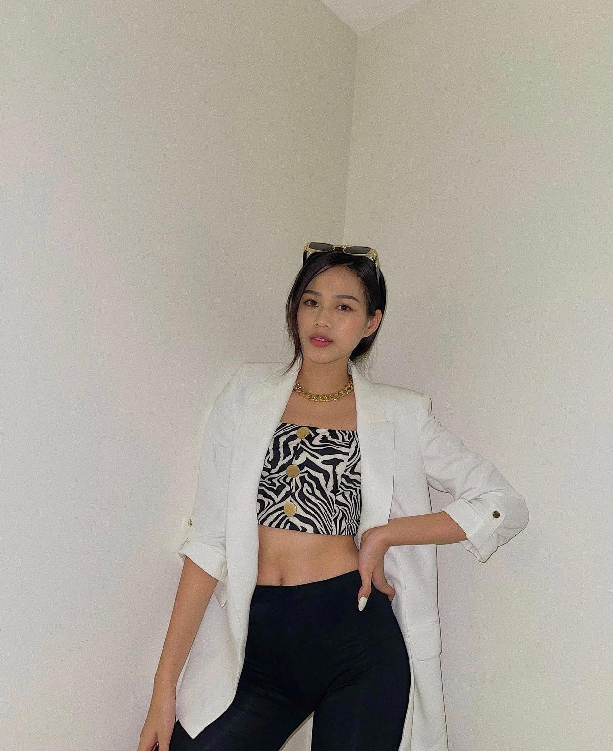 Hoa hậu Đỗ Thị Hà khoe vóc dáng nóng bỏng và quyến rũ trong bộ trang phục cá tính. Người đẹp kết hợp giữa áo crop-top hoạ tiết với quần legging màu đen và áo blazer trắng oversize. Hoa hậu Đỗ Thị Hà khoe vóc dáng nóng bỏng và quyến rũ trong bộ trang phục cá tính. Người đẹp kết hợp giữa áo crop-top hoạ tiết với quần legging màu đen và áo blazer trắng oversize.