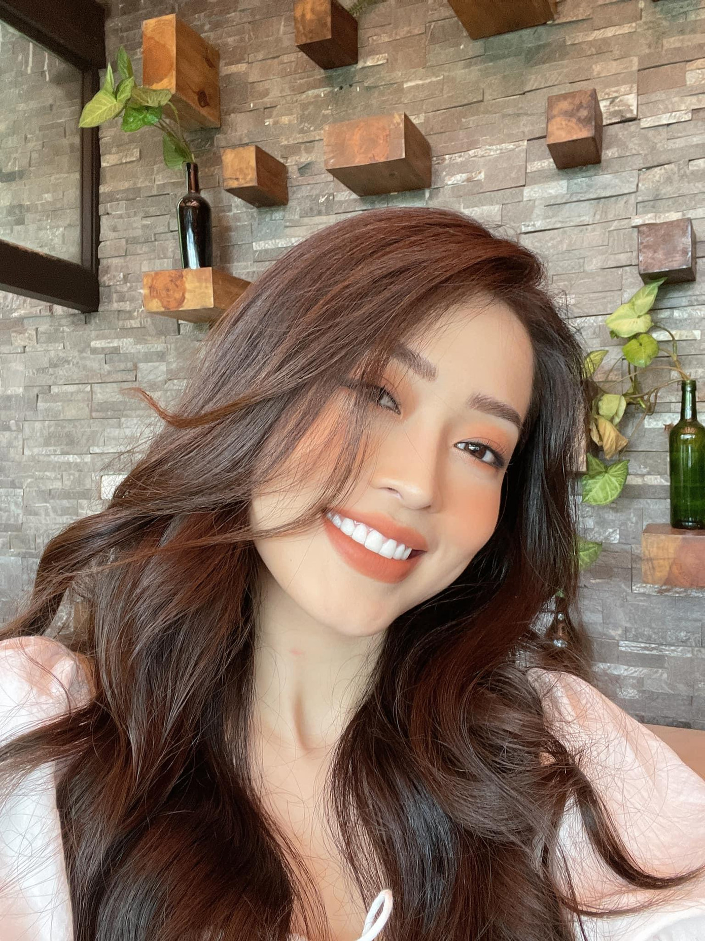 Á hậu Bùi Phương Nga khoe vẻ xinh đẹp rạng rỡ và kiêu sa. Á hậu Bùi Phương Nga khoe vẻ xinh đẹp rạng rỡ và kiêu sa.