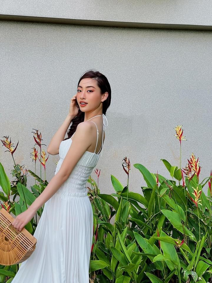 Hoa hậu Lương Thuỳ Linh diện váy trắng dịu dàng, đẹp mơ màng tựa nàng thơ.