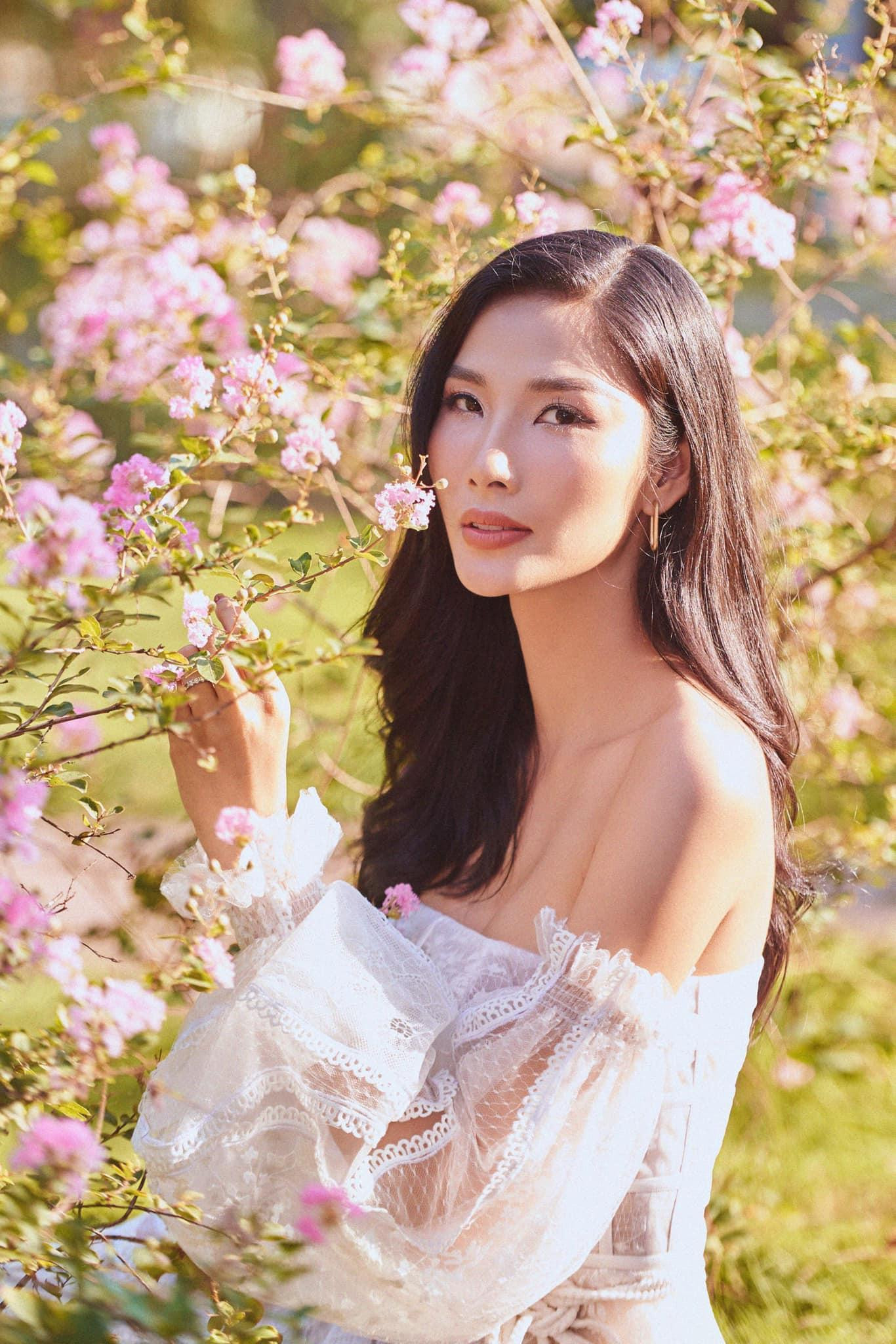 Á hậu Hoàng Thuỳ đẹp dịu dàng và mơ màng tựa 'nàng thơ' trong bộ váy ren trắng lãng mạn.