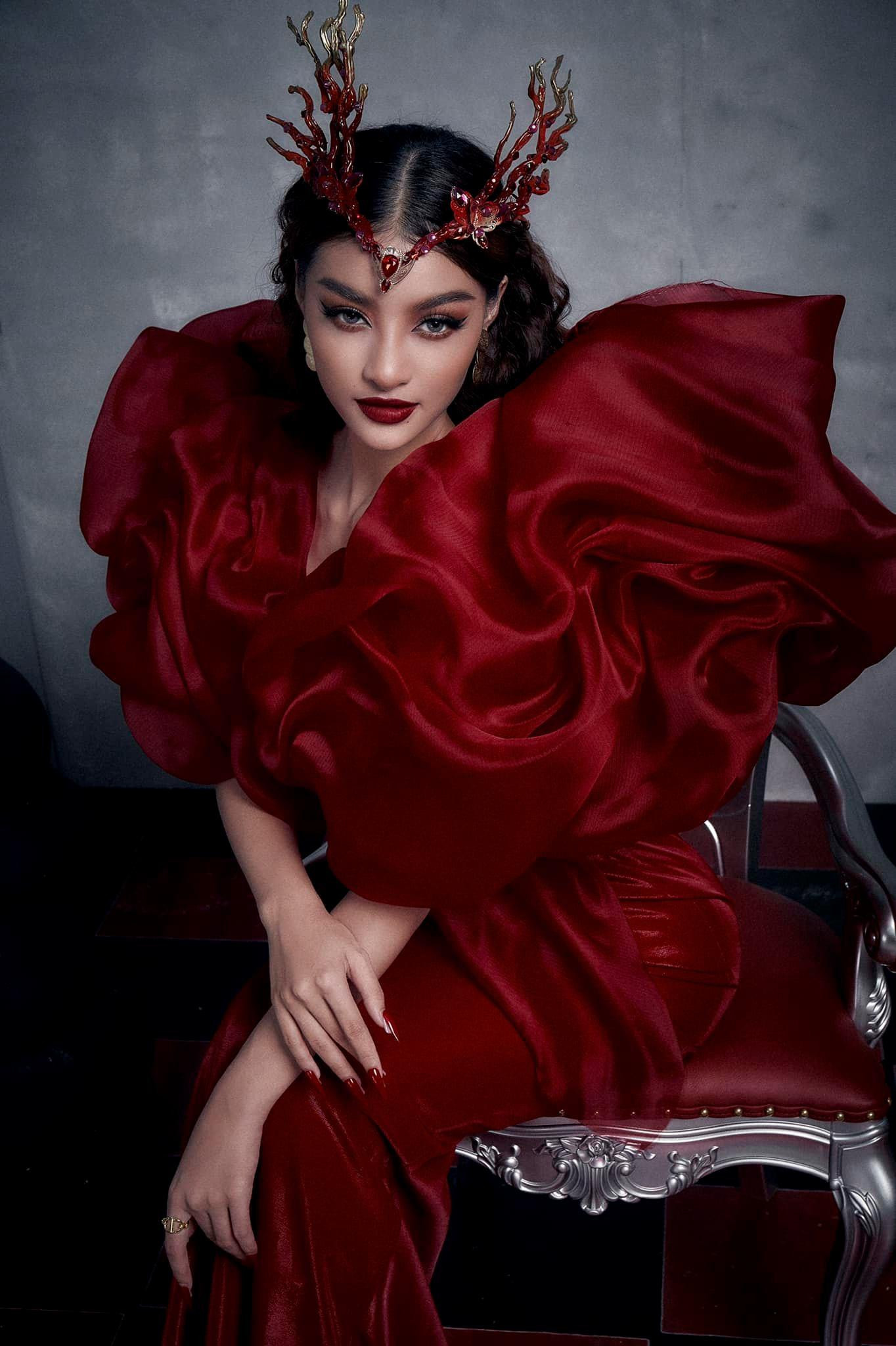 Người đẹp diện trang phục đỏ rực đầy bí ẩn và lộng lẫy.