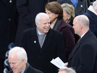 Thượng nghị sĩ John McCain, người từng thất bại trước chính ông Obama trong cuộc bầu cử tổng thống năm 2008, cũng tới dự buổi lễ hôm nay