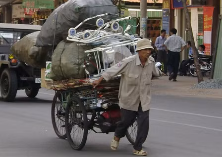 Ở TPHCM, trung bình mỗi người trong gia đình thu nhập từ 16 triệu đồng/năm trở xuống là hộ nghèo. Ở TPHCM, trung bình mỗi người trong gia đình thu nhập từ 16 triệu đồng/năm trở xuống là hộ nghèo