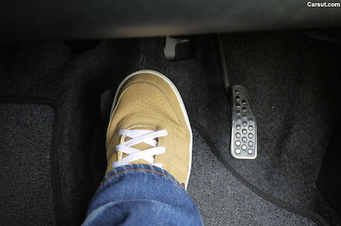 Làm gì khi ô tô đột ngột tăng tốc? ảnh 1