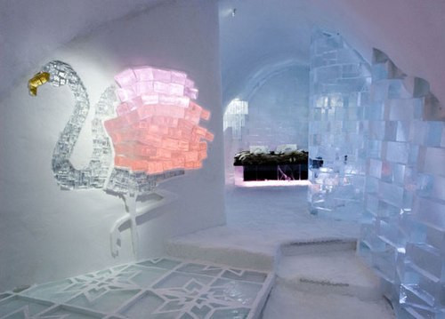 Là khách sạn làm từ băng tuyết đầu tiên và cũng là rộng nhất trên thế giới, Icehotel được xây mới hàng năm vào mỗi mùa đông. Và năm nay vào ngày thứ 6, 7/12 vừa qua, khách sạn một lần nữa khai trương kỷ niệm 23 năm hoạt động của mình. Mỗi căn phòng được trang trí đơn giản nhưng không kém phần tinh tế với các bóng điện chiếu sáng làm cho những đồ đạc bằng tuyết trông giống pha lê đẹp lung linh và quý phái