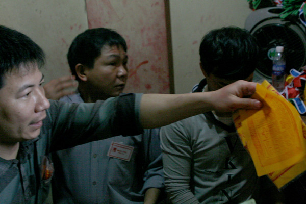 Ấn được bán với giá 100.000 đồng/bộ, bao gồm một lá ấn và một lá trấn trạch