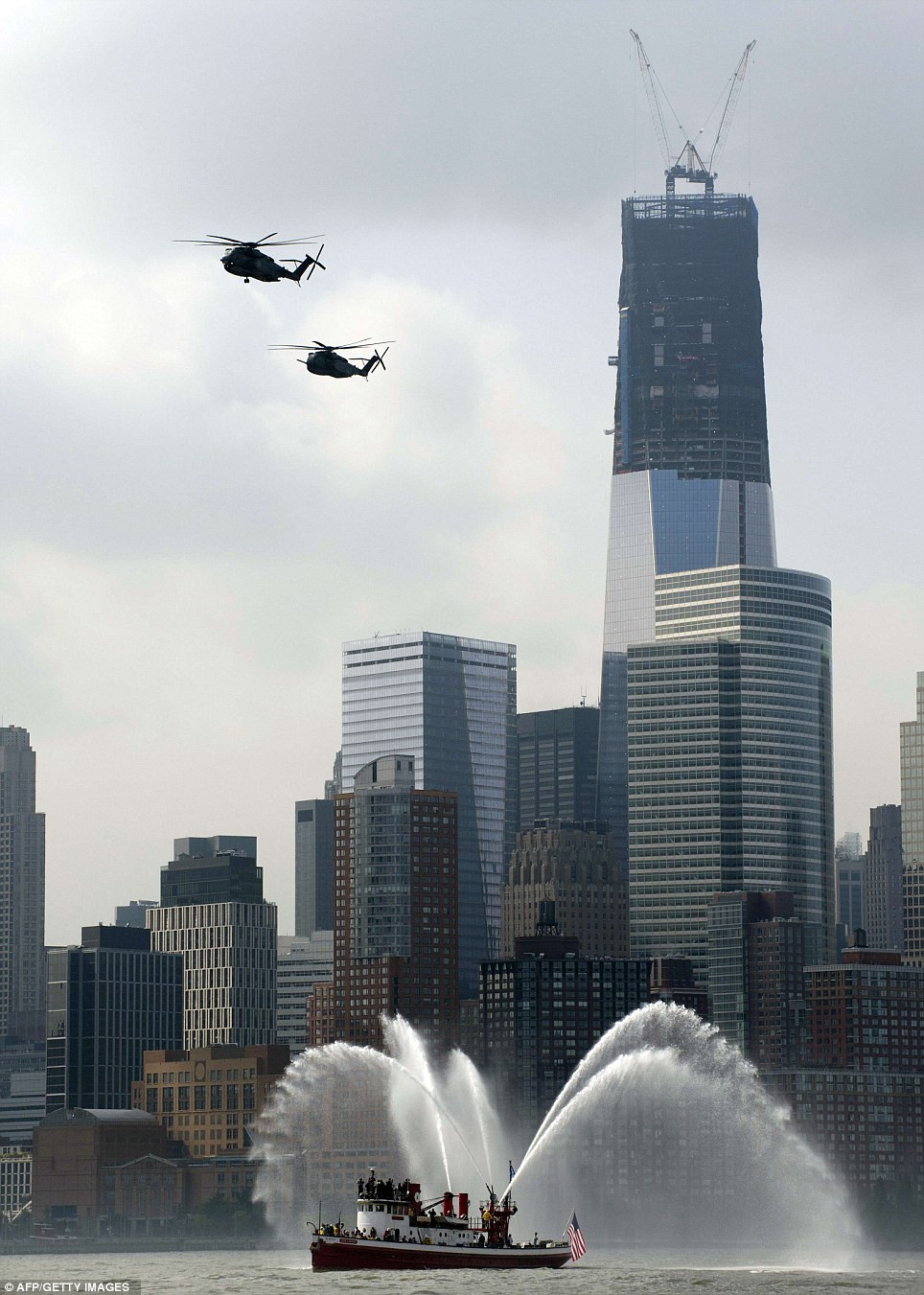 Trực thăng chào mừng Hạm đội