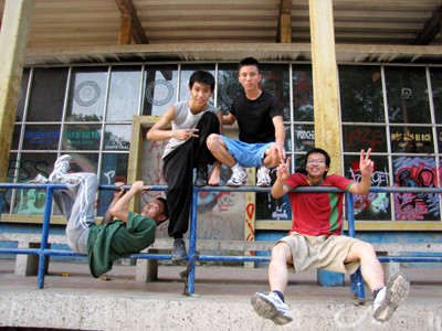 Các Parkour Hà Thành(Thứ tự từ phải qua trái) Hồng, Đức, Phương và Linh