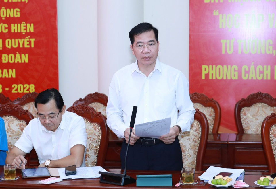 Đại diện Đảng đoàn LĐLĐ thành phố báo cáo tại hội nghị Đại diện Đảng đoàn LĐLĐ thành phố báo cáo tại hội nghị