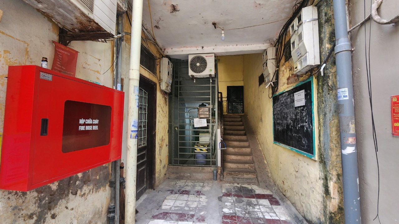 Lối lên tầng trên của một căn nhà trong khu tập thể Kim Liên.