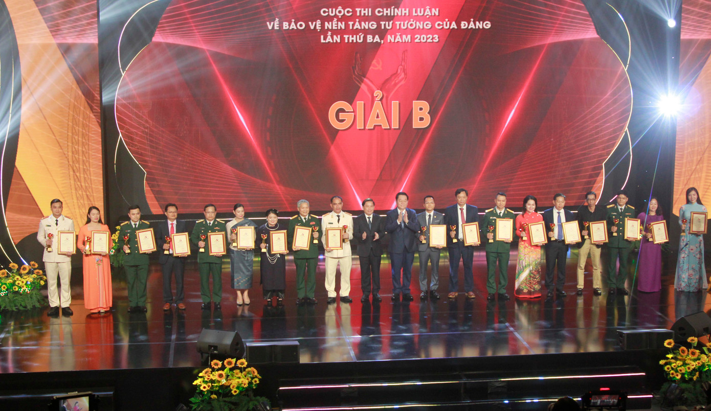 Ban tổ chức trao giải B cho các tác giả, nhóm tác giả đoạt giải