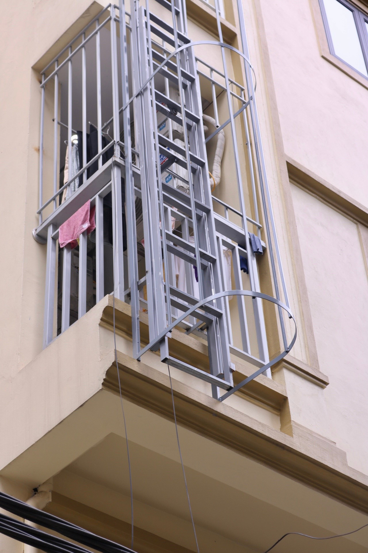 Nhiều thang có điểm cuối cách mặt đất khá xa, không đảm bảo an toàn cho việc tiếp đất trong những trường hợp khẩn cấp.