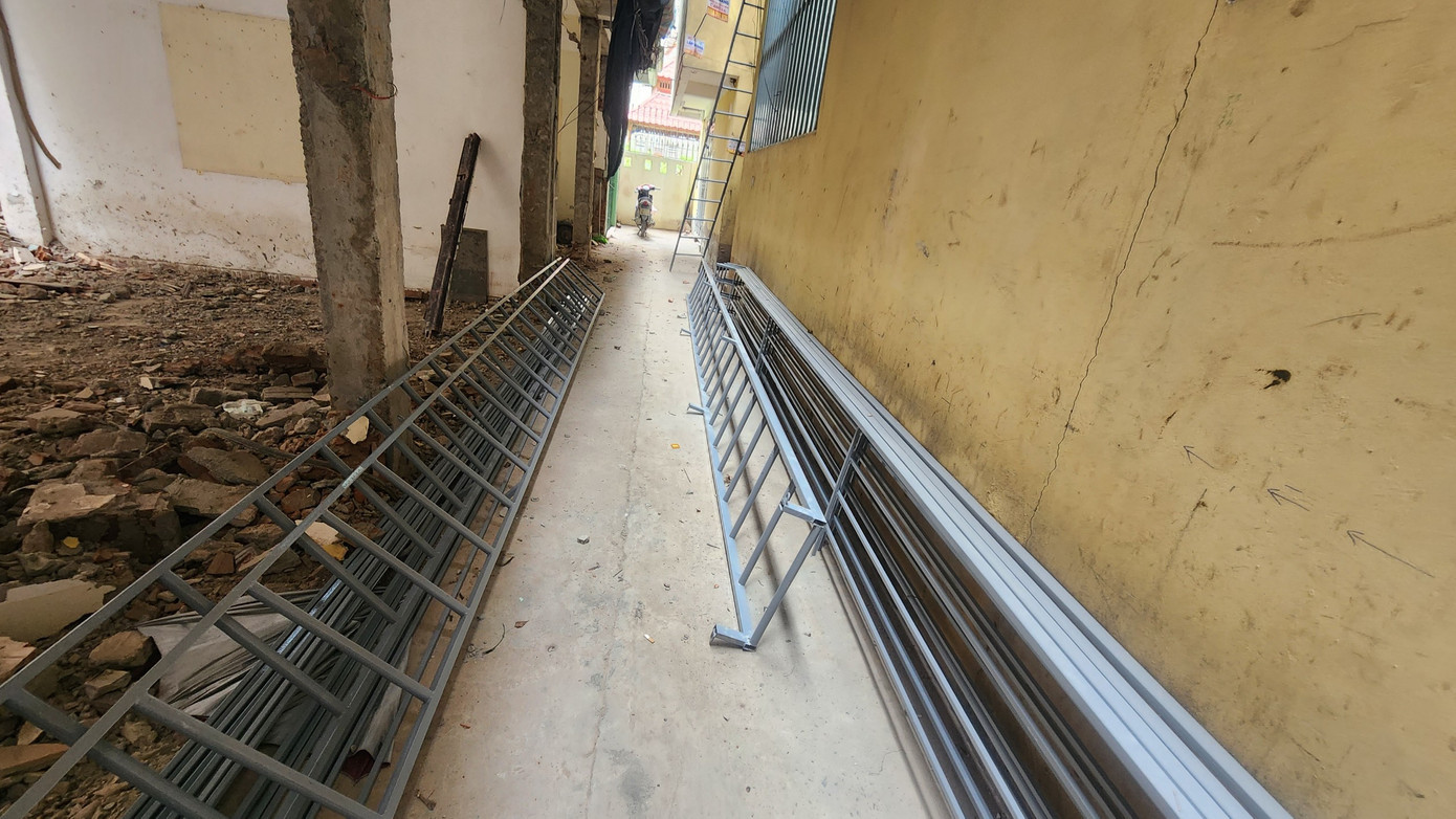 Một nhà cao tầng đang tập kết vật liệu để làm thang thoát hiểm ngoài trời.