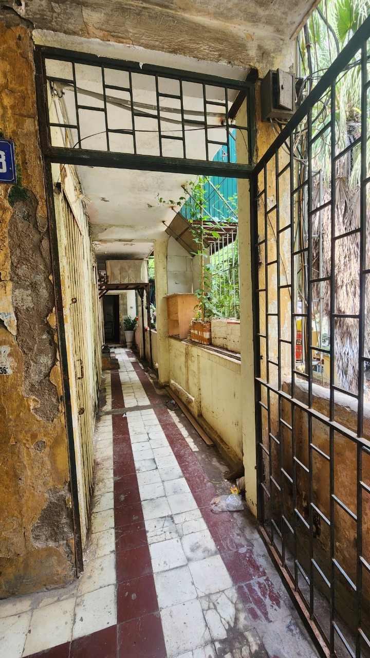 Tường, hành lang một nhà tập thể bong tróc, xuống cấp trầm trọng.