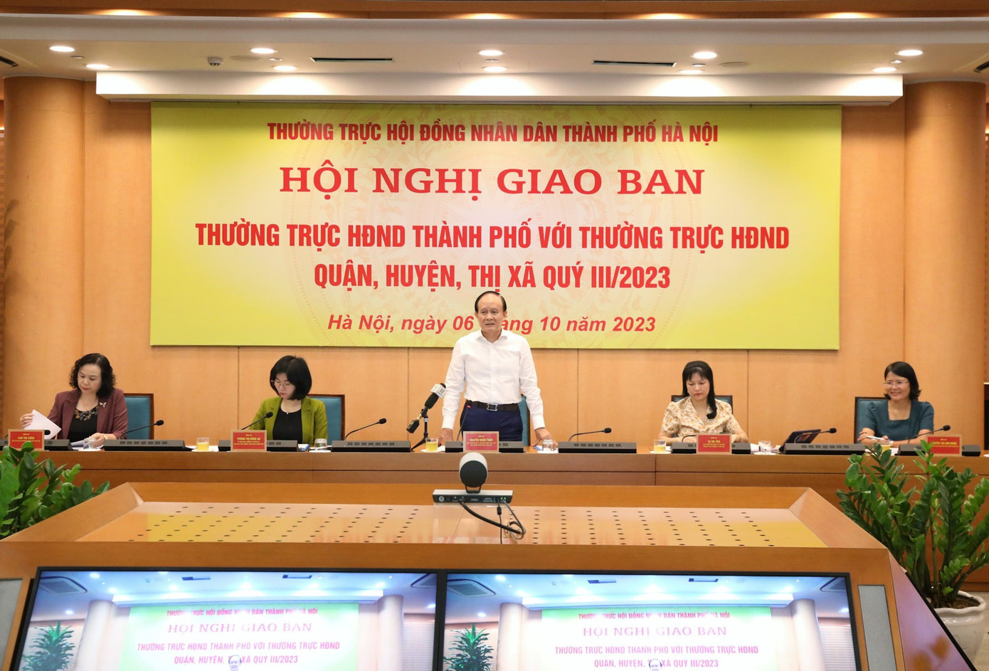 Chủ tịch HĐND TP. Hà Nội Nguyễn Ngọc Tuấn phát biểu tại hội nghị.